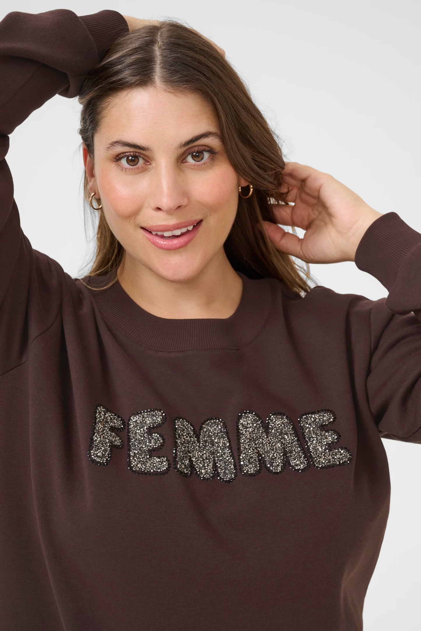 Kaffe Curve sweater bruin met strass Femme model KCelise sweatshirt black coffee