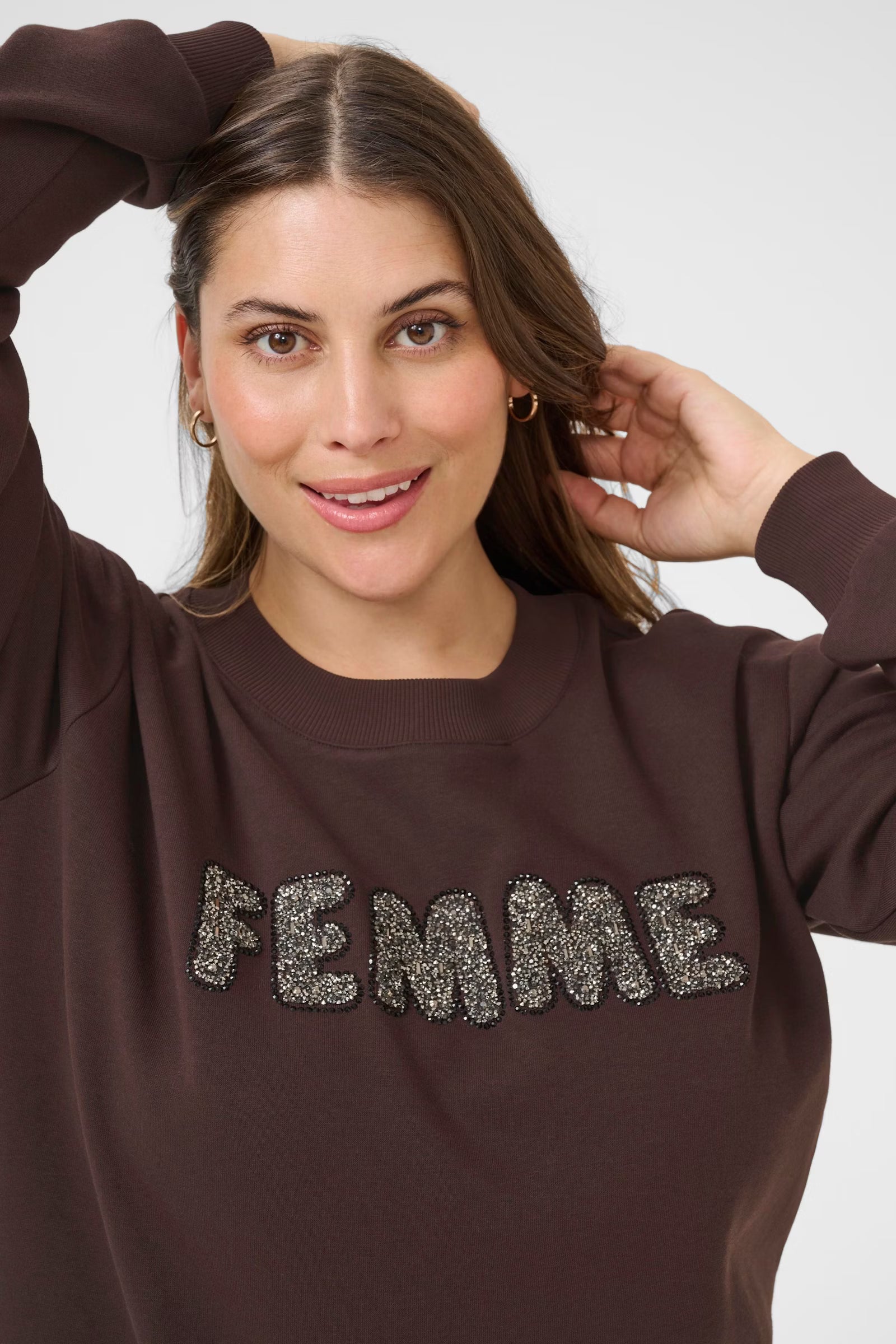 Kaffe Curve sweater bruin met strass Femme model KCelise sweatshirt black coffee