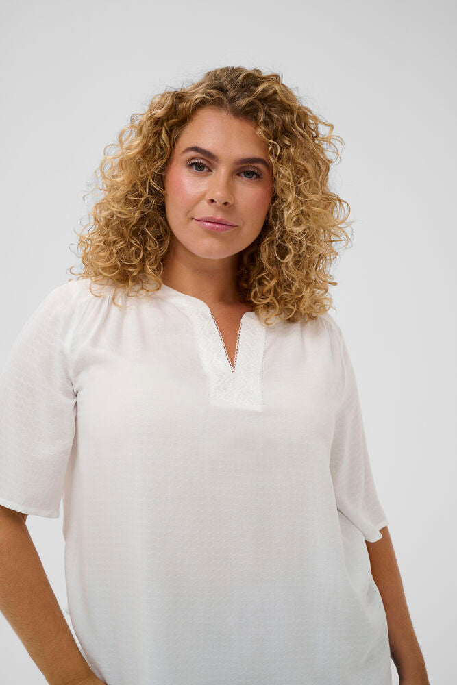 Kaffe Curve blouse wit met kant detail model KCmina lace top chalk