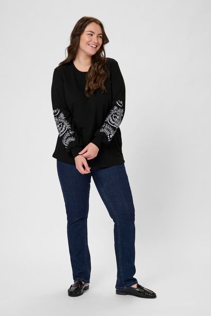 Kaffe Curve sweater zwart met witte details op mouw model KCviva sweatshirt black deep