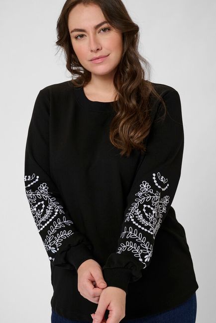 Kaffe Curve sweater zwart met witte details op mouw model KCviva sweatshirt black deep