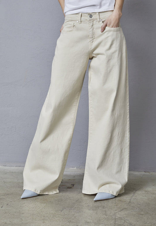 SIsters Point jeans wide fit porcelain model onar offwhite