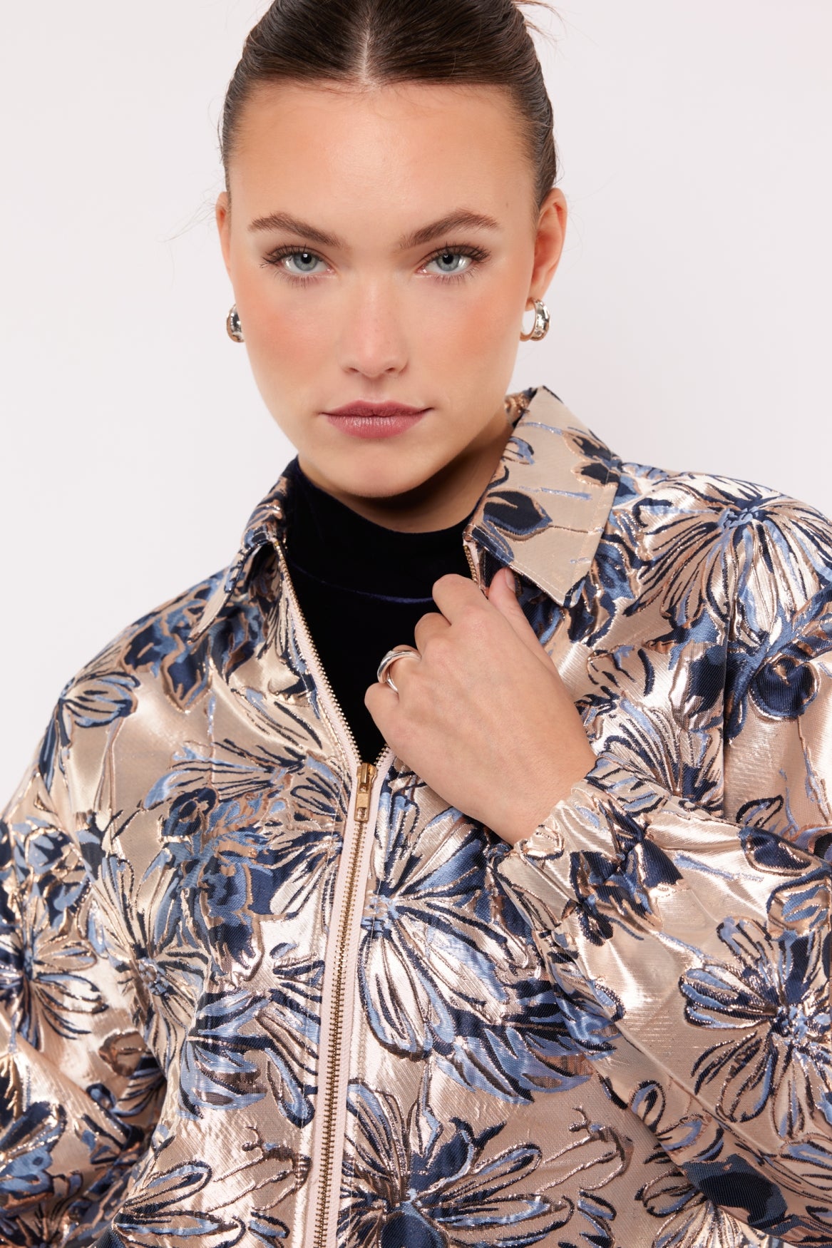 Fluresk bomber jasje goud met donker blauwe print model Shantel Jacket gold