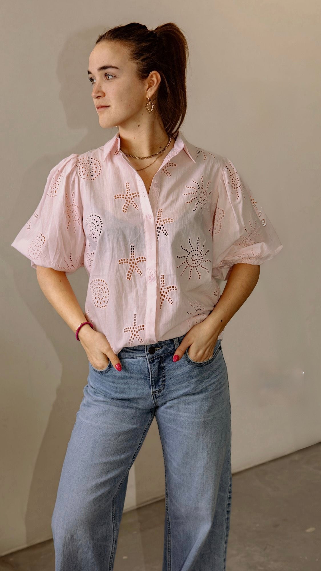 Sisters Point blouse licht roze met broderie model Ella sh78 soft rose