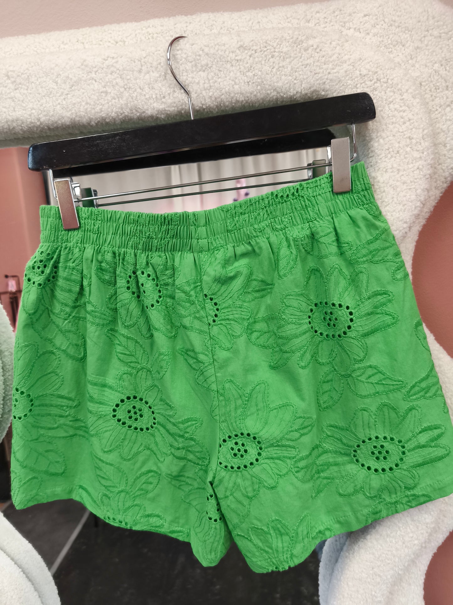 Fluresk groene korte broek Marly Shorts vivid green broderie