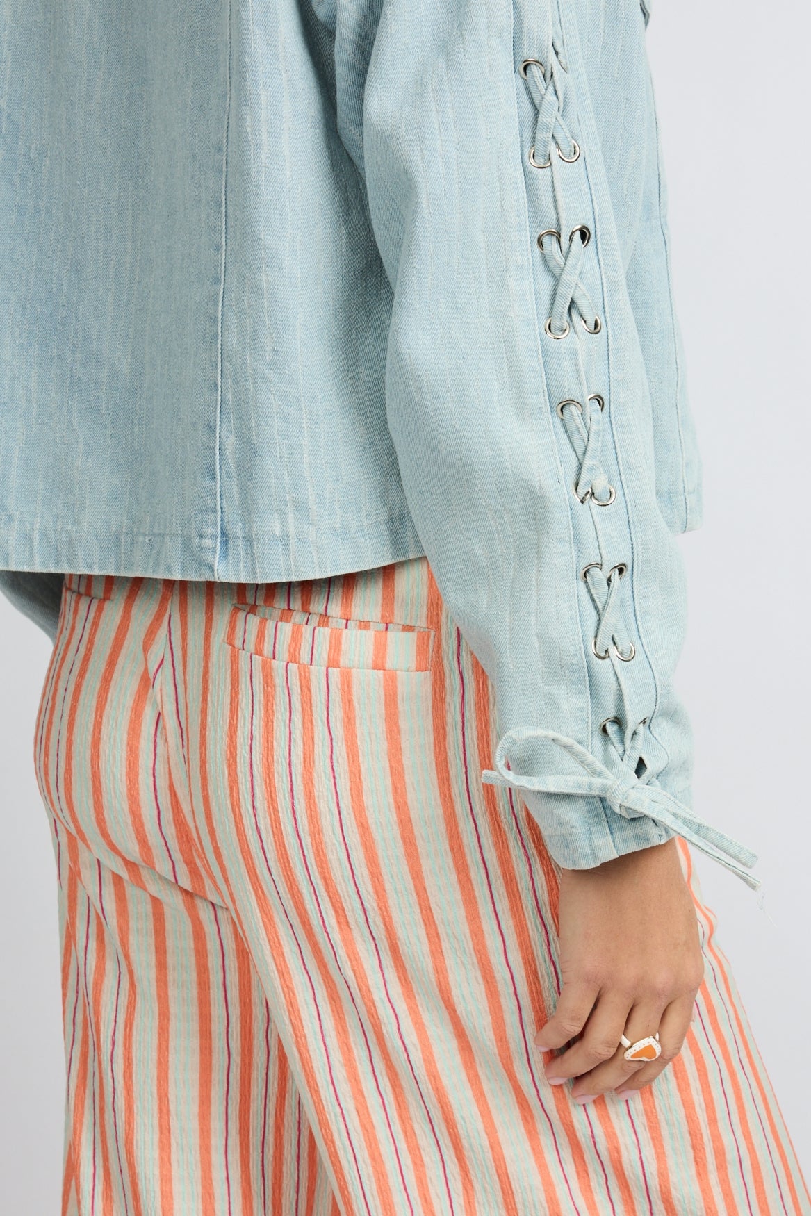 Fluresk jeans jasje licht blauw met veter op mouw model Meliora jacket denim light blue