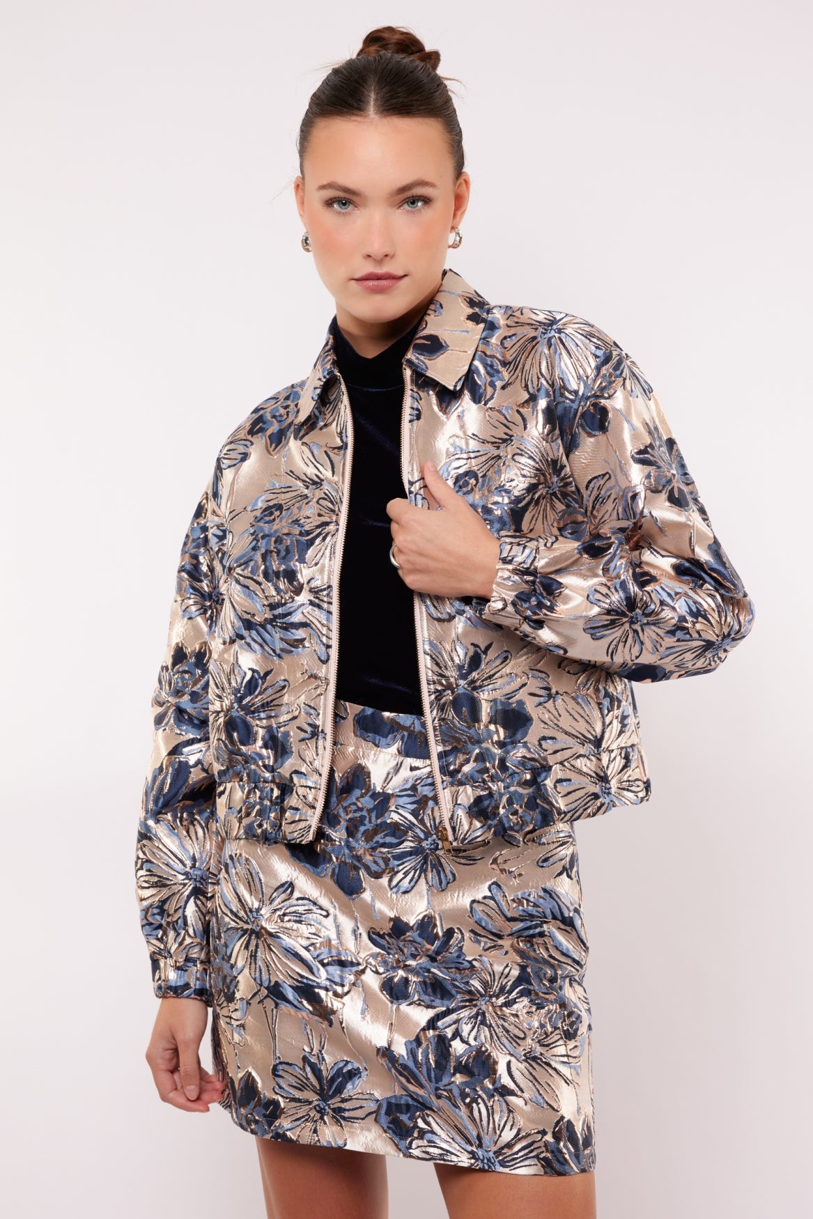 Fluresk bomber jasje goud met donker blauwe print model Shantel Jacket gold