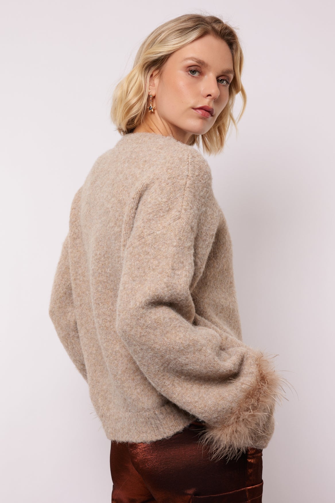 Fluresk trui beige met veren aan mouw model Rielle knit sweater warm taupe