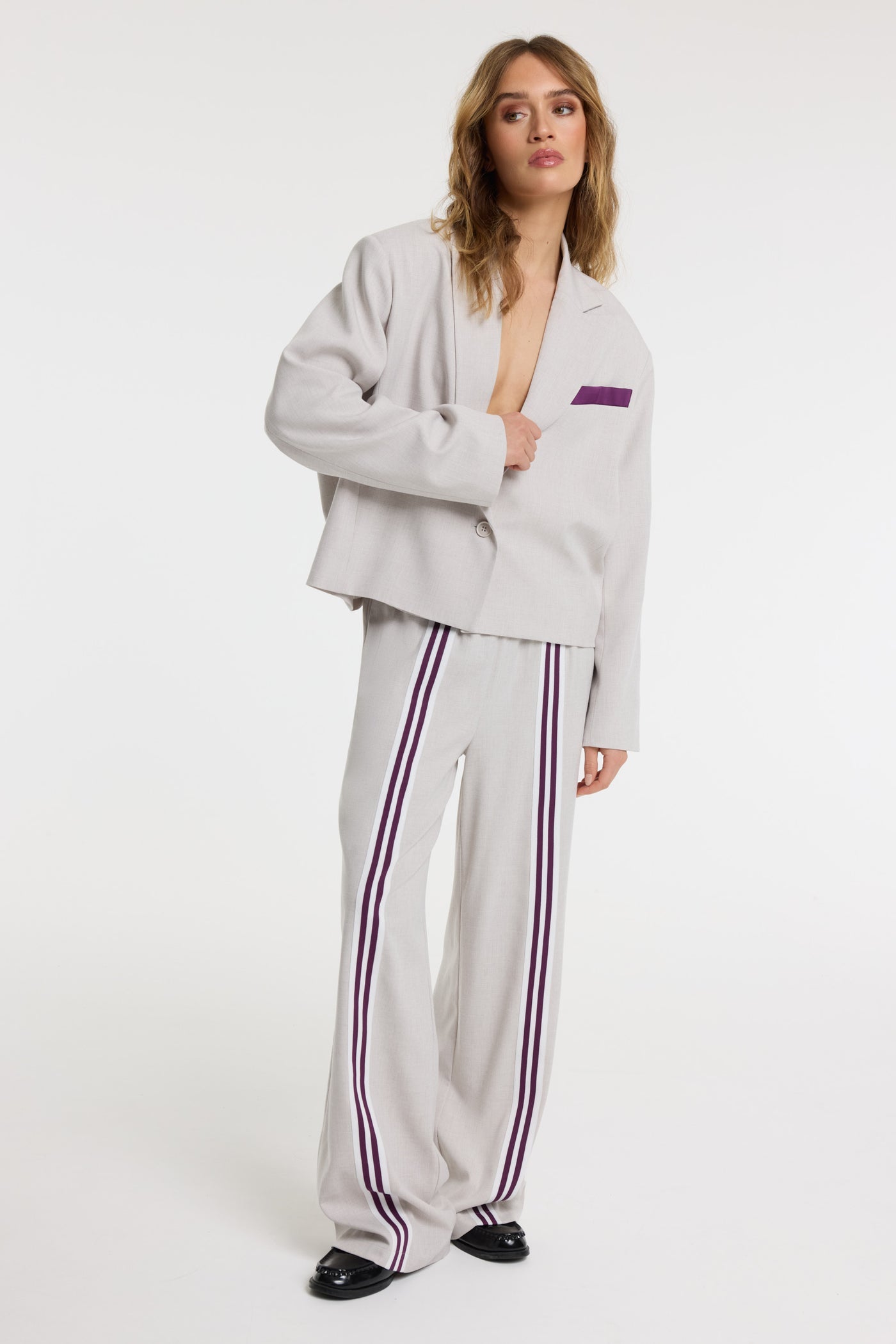 Refined Department blazer oversized creamy white met paars detail model Jackie