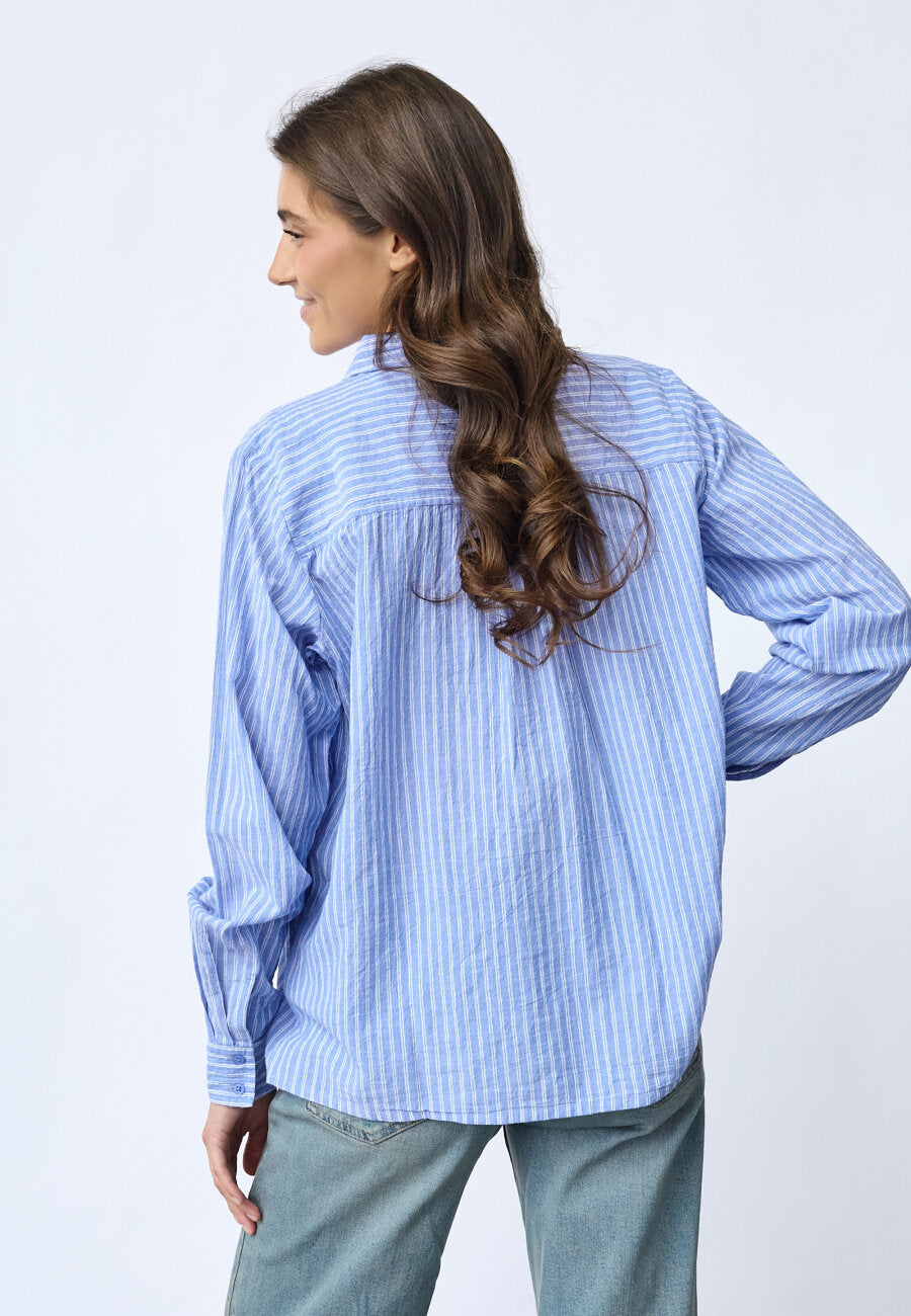 Sisters Point blouse blauw offwhite gestreept borduursel model Ibisa SH3 blue stripe beach