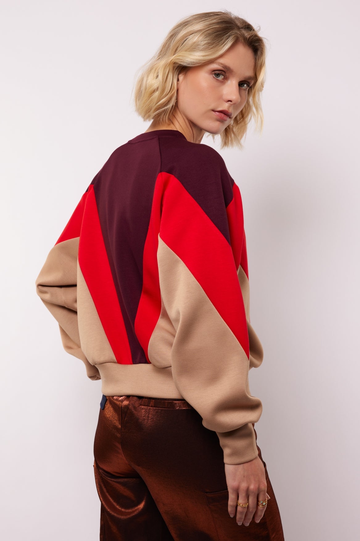 Fluresk trui rood beige model Raya sweater wine red bordeaux taupe