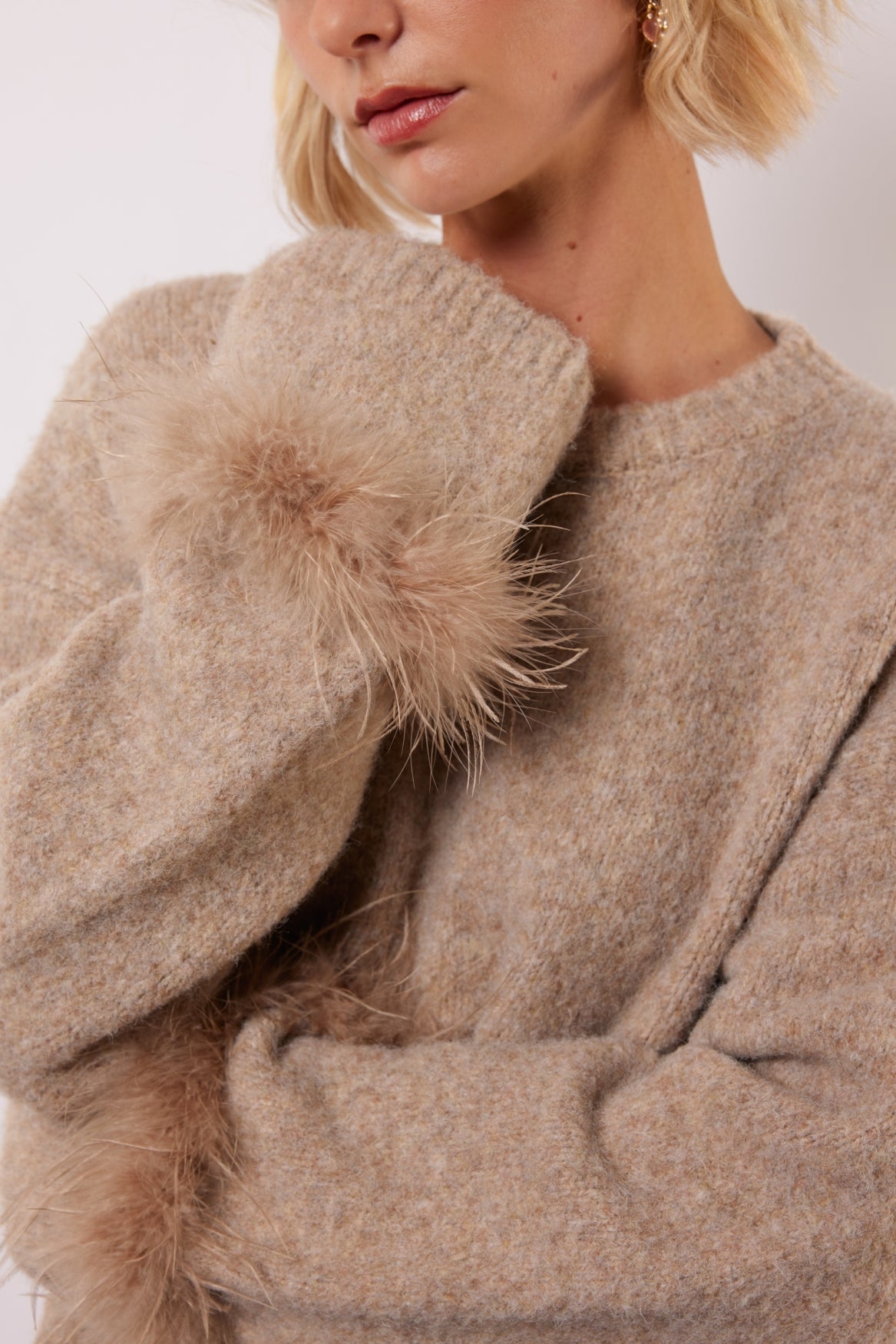 Fluresk trui beige met veren aan mouw model Rielle knit sweater warm taupe