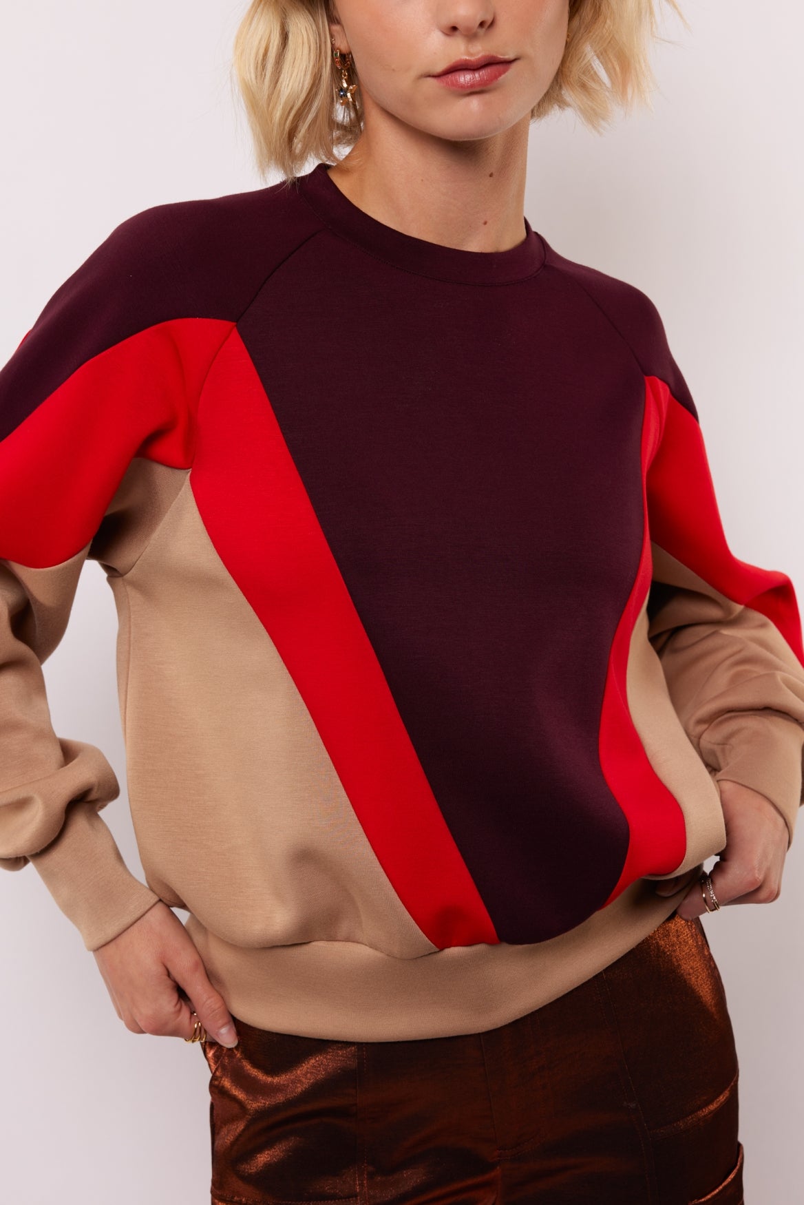 Fluresk trui rood beige model Raya sweater wine red bordeaux taupe