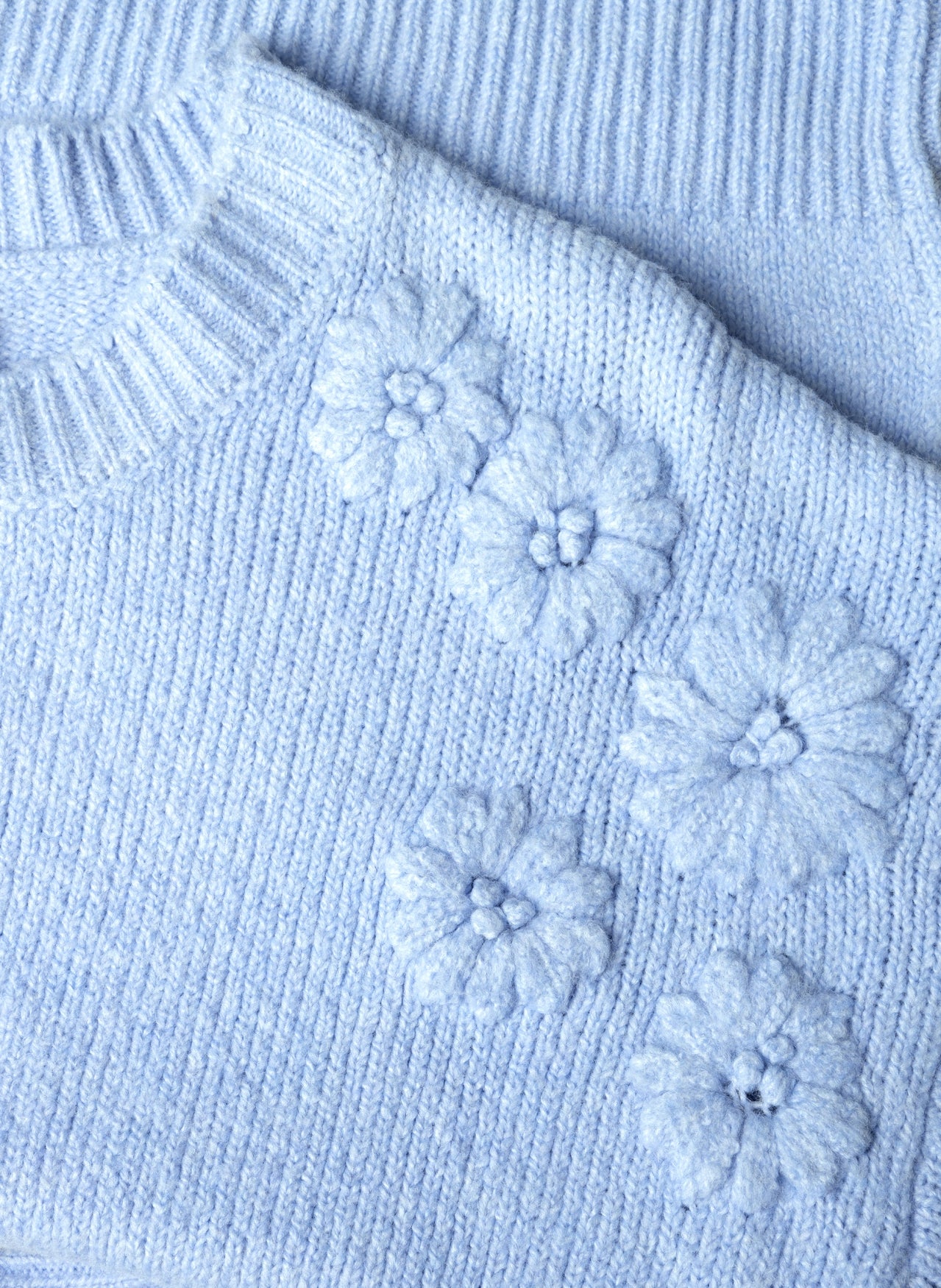 Yest trui licht blauw met bloemen op schouder model Brianna soft blue