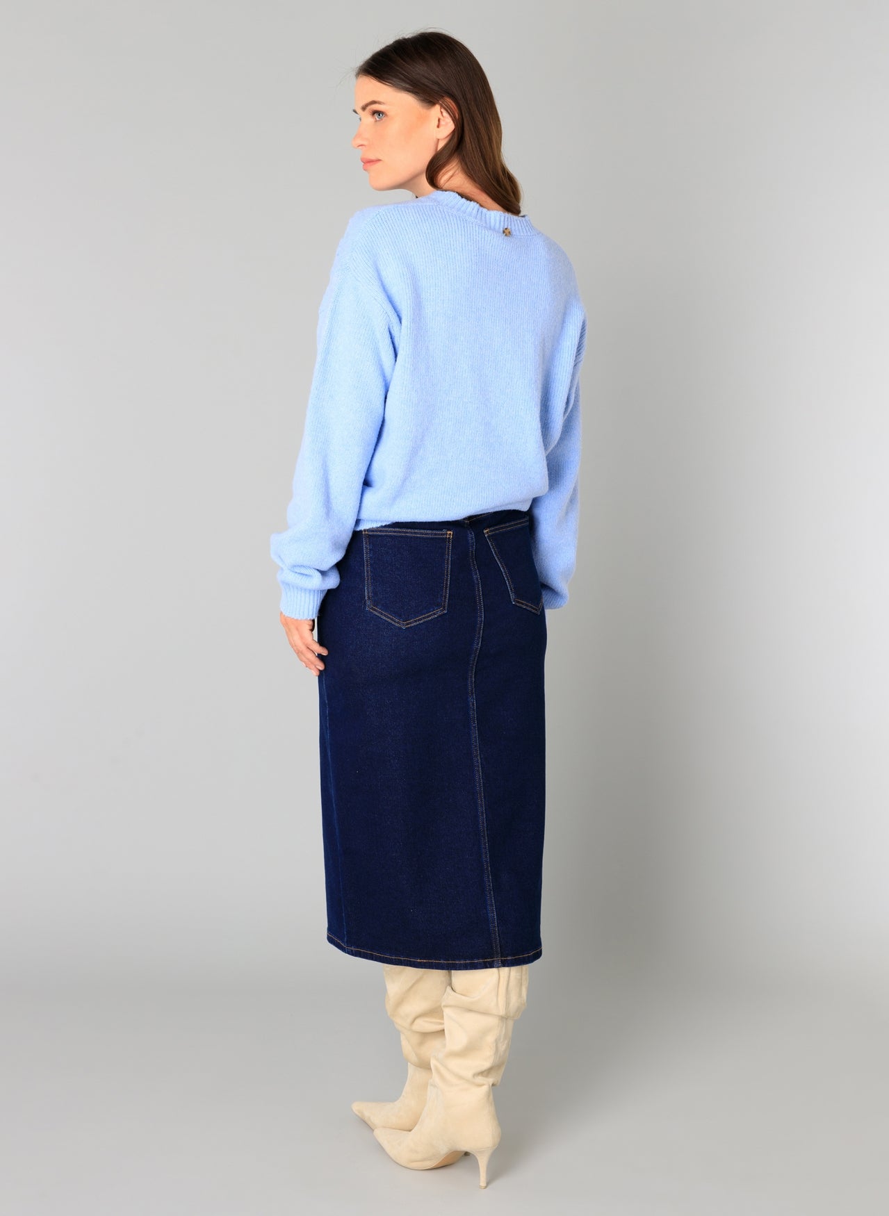 Yest trui licht blauw met bloemen op schouder model Brianna soft blue