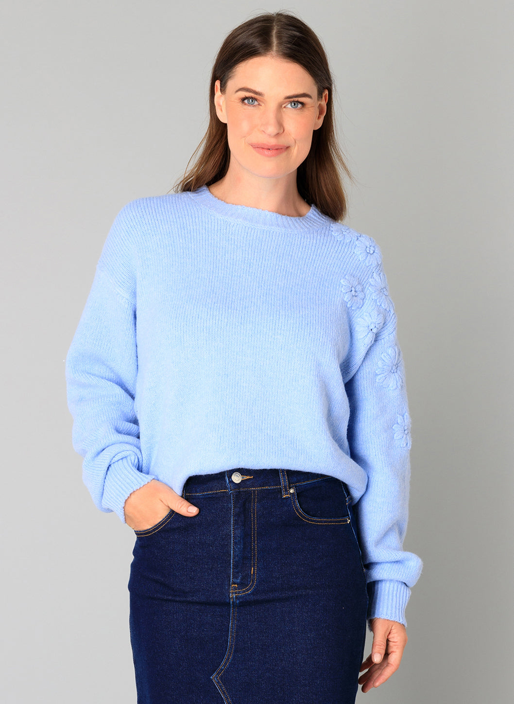 Yest trui licht blauw met bloemen op schouder model Brianna soft blue