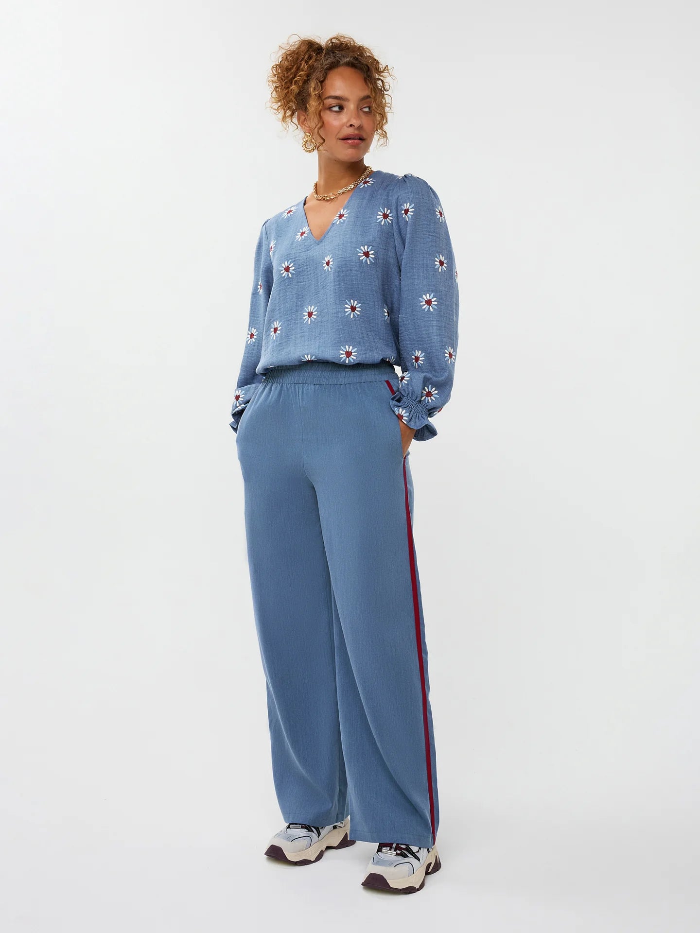 Ydence broek denim blue model zizi blauw rood pants