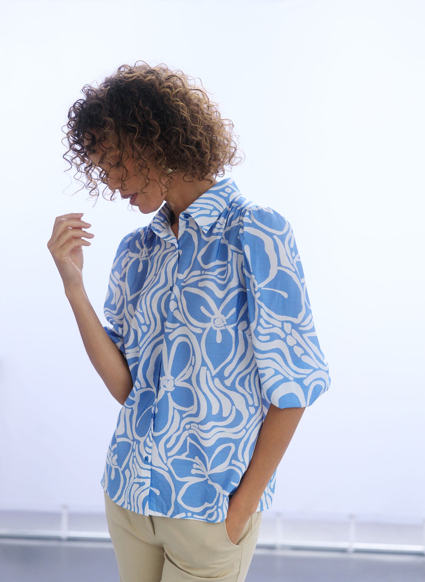 Yest blouse lichtblauw bloemen print model Ragin essential uniform blue