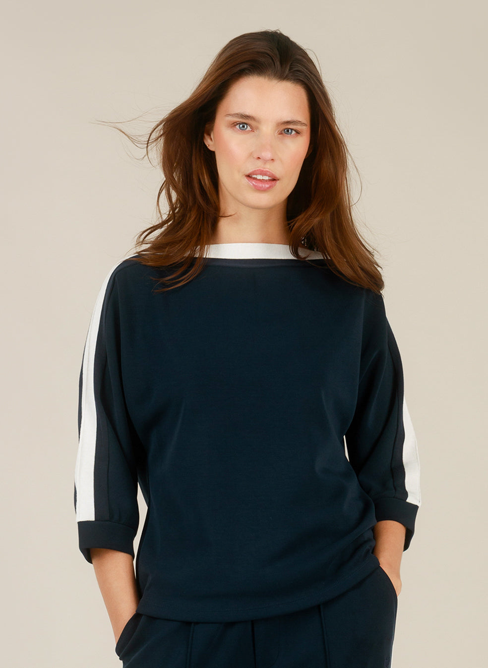 Yest sweatshirt donkerblauw met offwhite streep model Inaya navy shirt