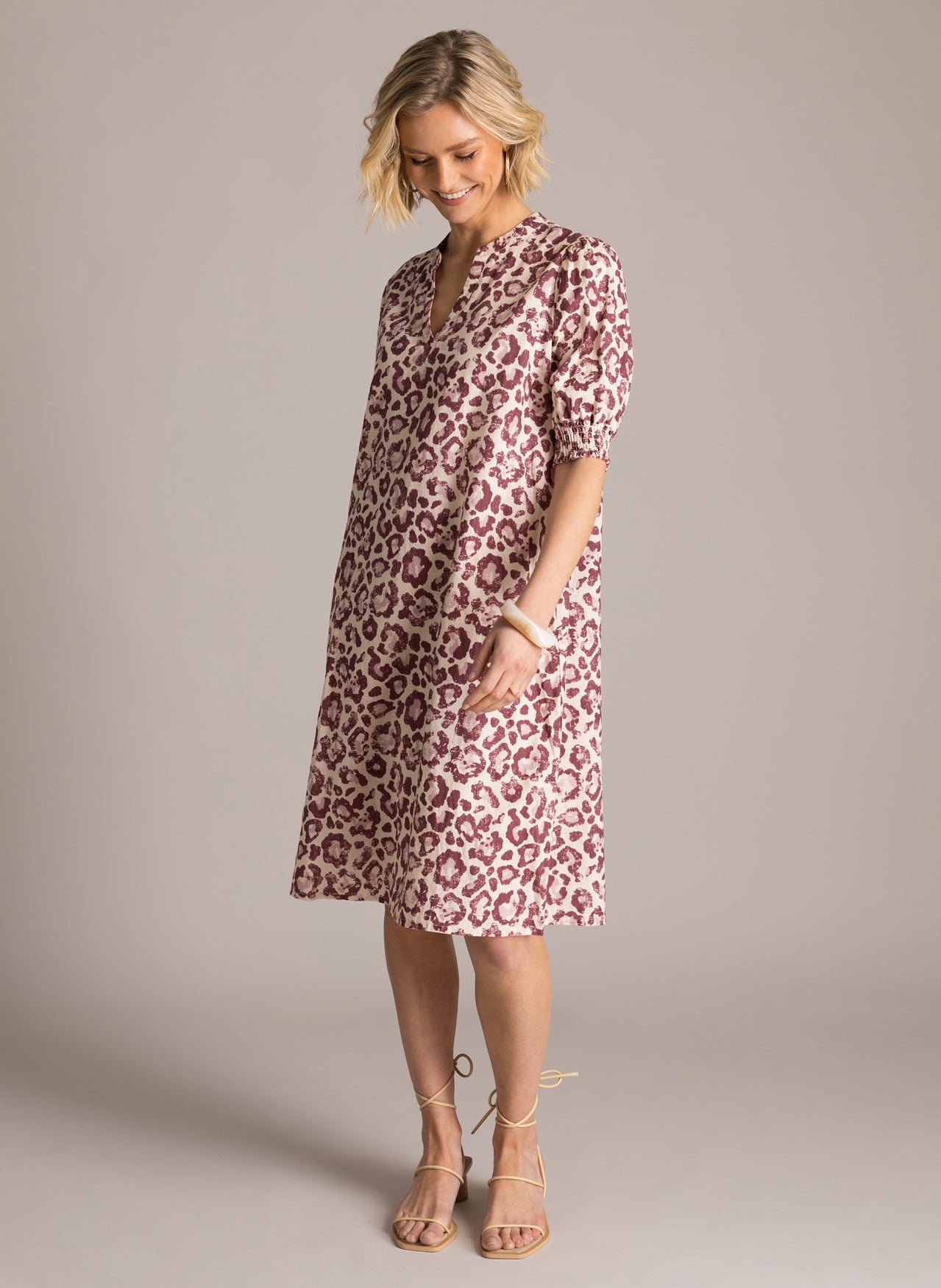Yest jurk linnen viscose panter print plum offwhite model Kayla