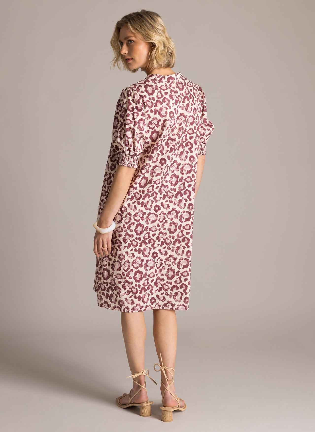 Yest jurk linnen viscose panter print plum offwhite model Kayla