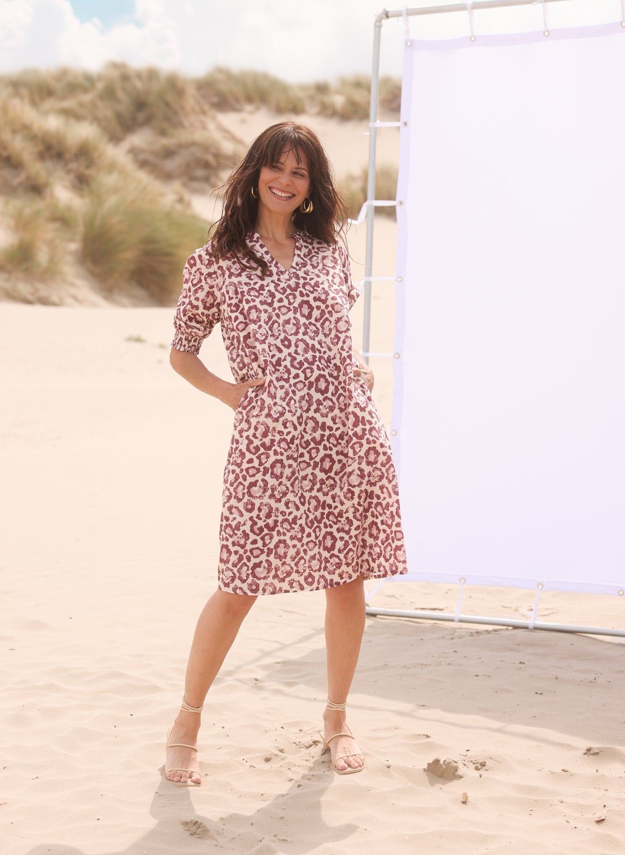 Yest jurk linnen viscose panter print plum offwhite model Kayla