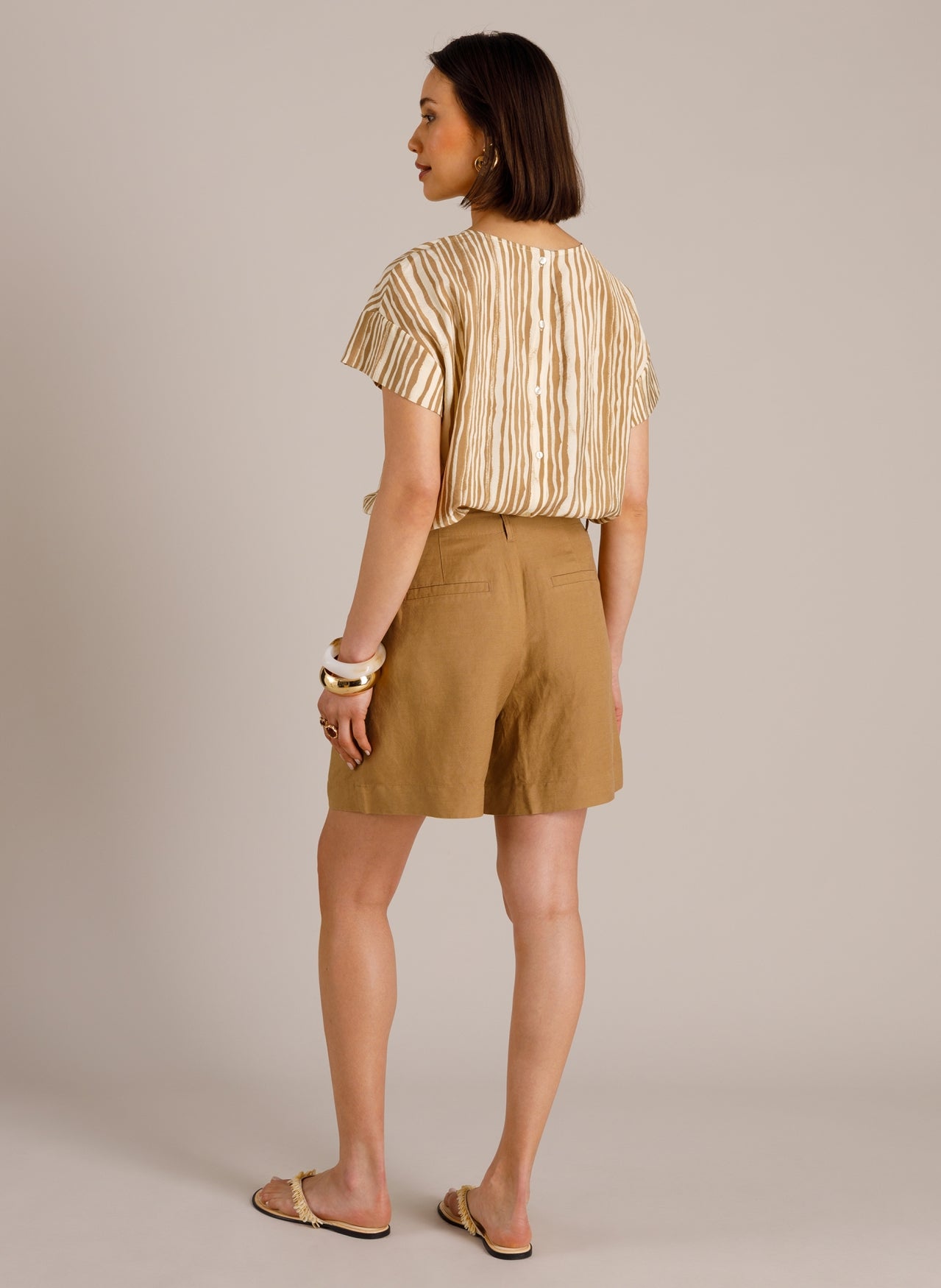 Yest korte broek bruin zand kleur model Mia Summer Taupe short