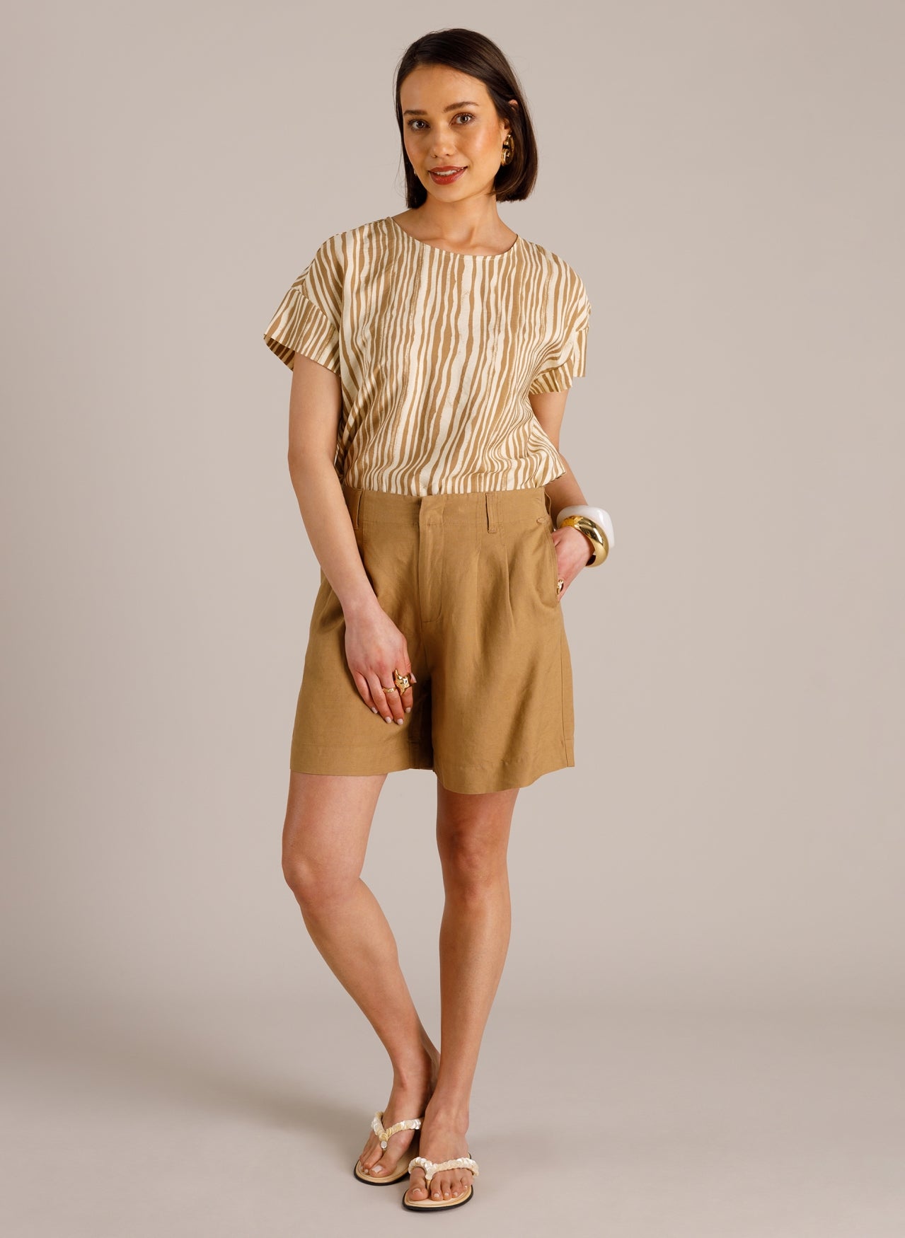 Yest korte broek bruin zand kleur model Mia Summer Taupe short