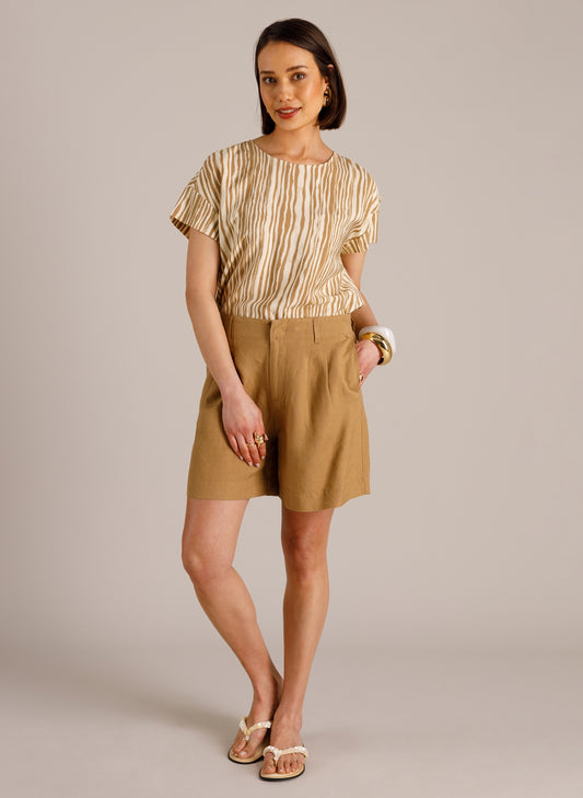 Yest korte broek bruin zand kleur model Mia Summer Taupe short