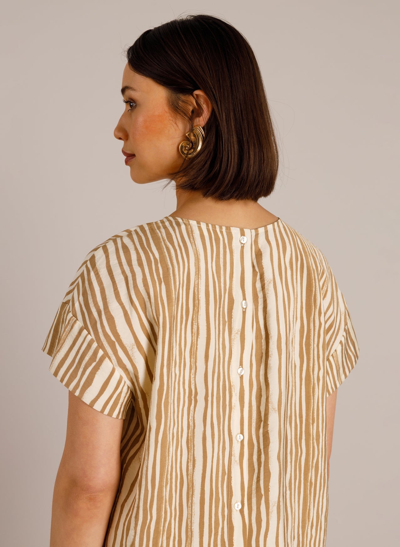 Yest blouse offwhite met zand kleur strepen print model Tomasina essential summer taupe