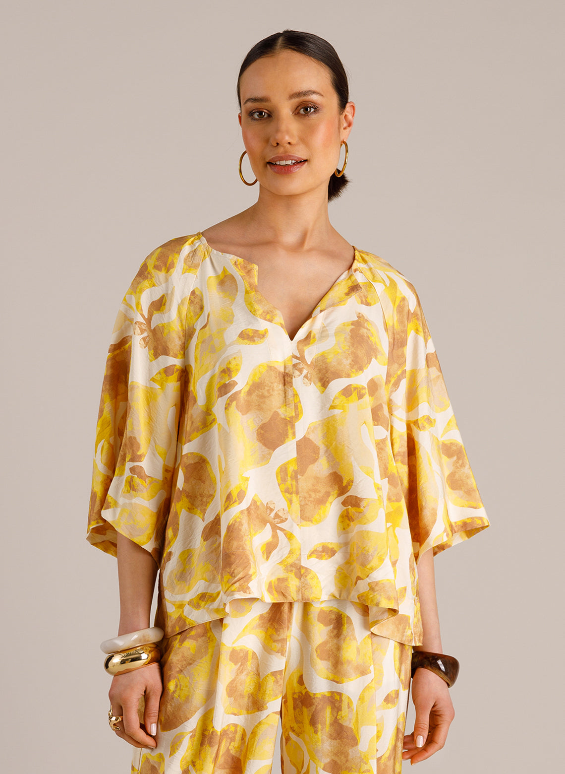 Yest blouse gele met zandkleurige offwhite print model Mylene Raffia 0006284