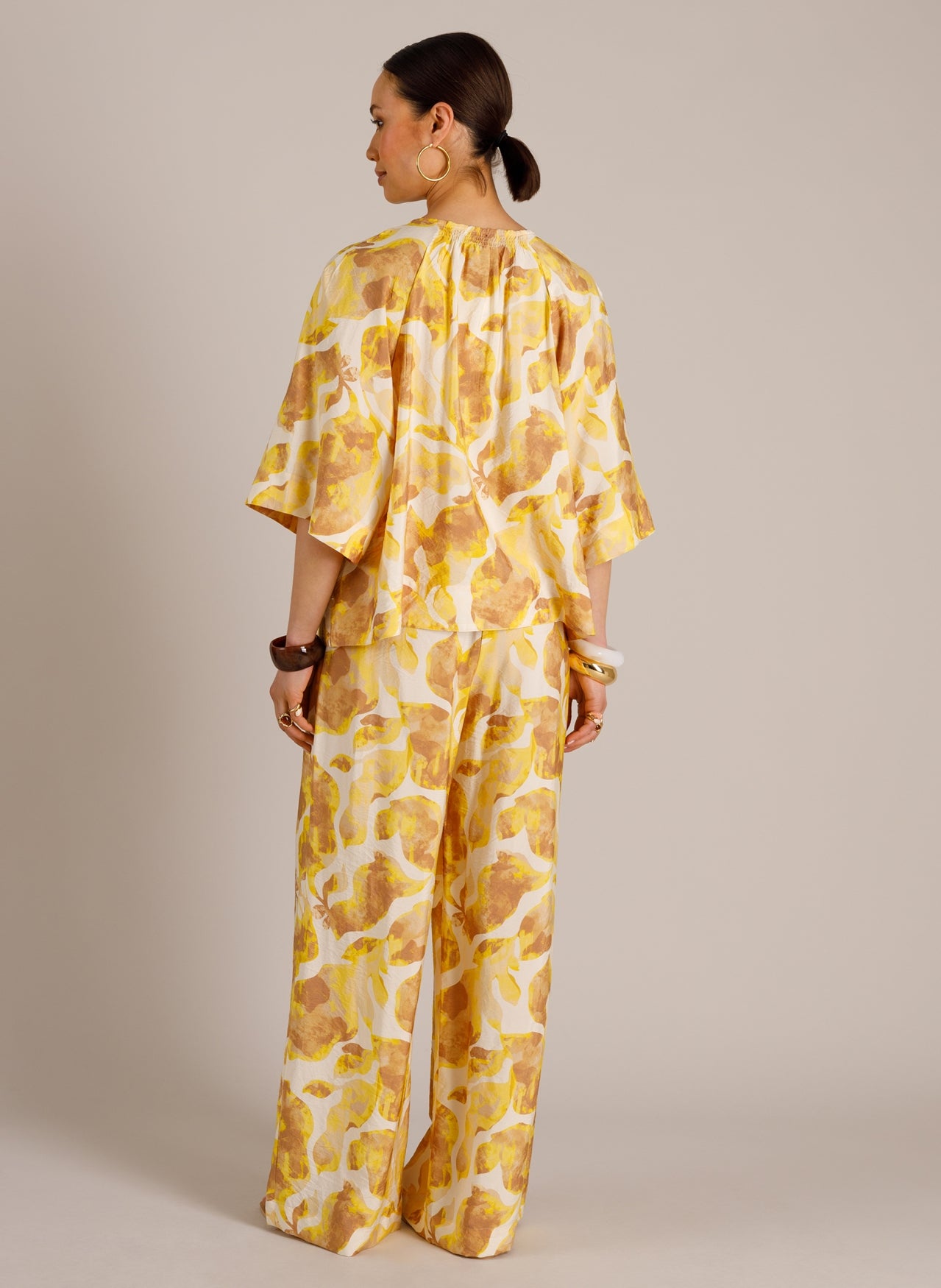 Yest blouse gele met zandkleurige offwhite print model Mylene Raffia 0006284
