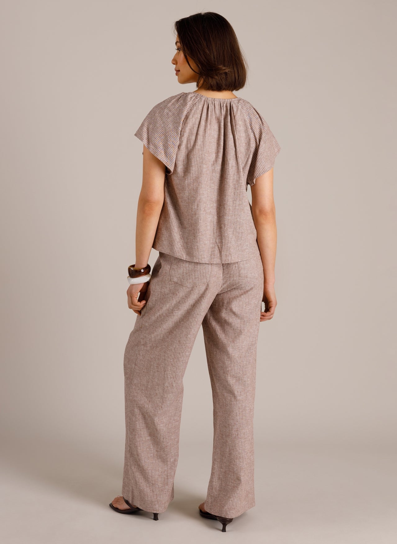 Yest broek zandkleur pinstripe offwhite model Miona Coffee brown
