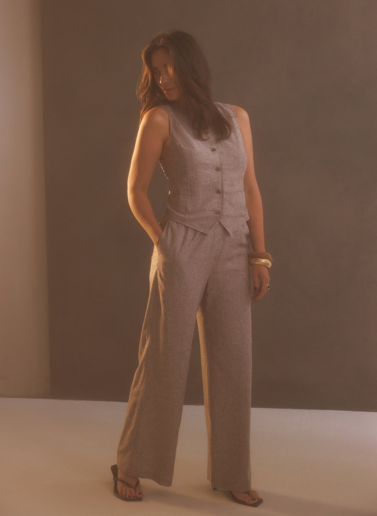 Yest broek zandkleur pinstripe offwhite model Miona Coffee brown