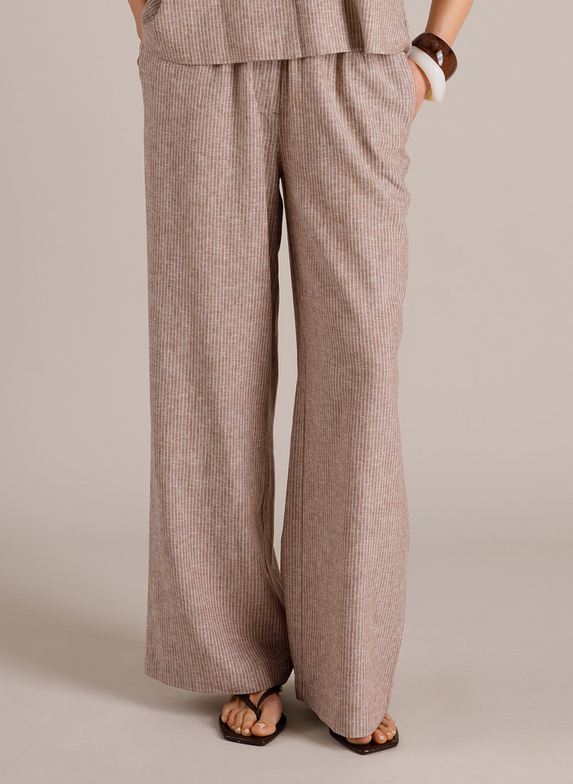 Yest broek zandkleur pinstripe offwhite model Miona Coffee brown