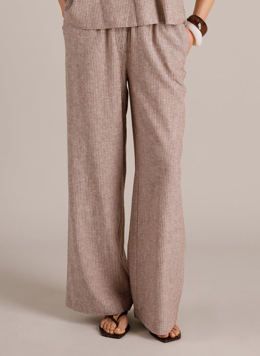 Yest broek zandkleur pinstripe offwhite model Miona Coffee brown