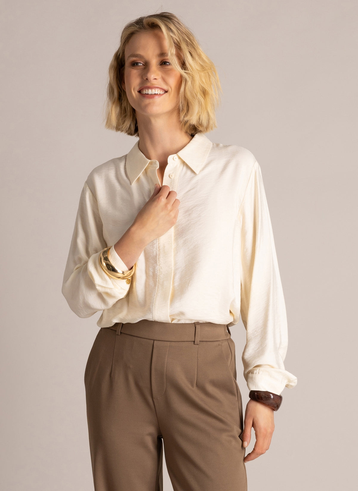 Yest blouse beige cream model Ivette Essential 6428