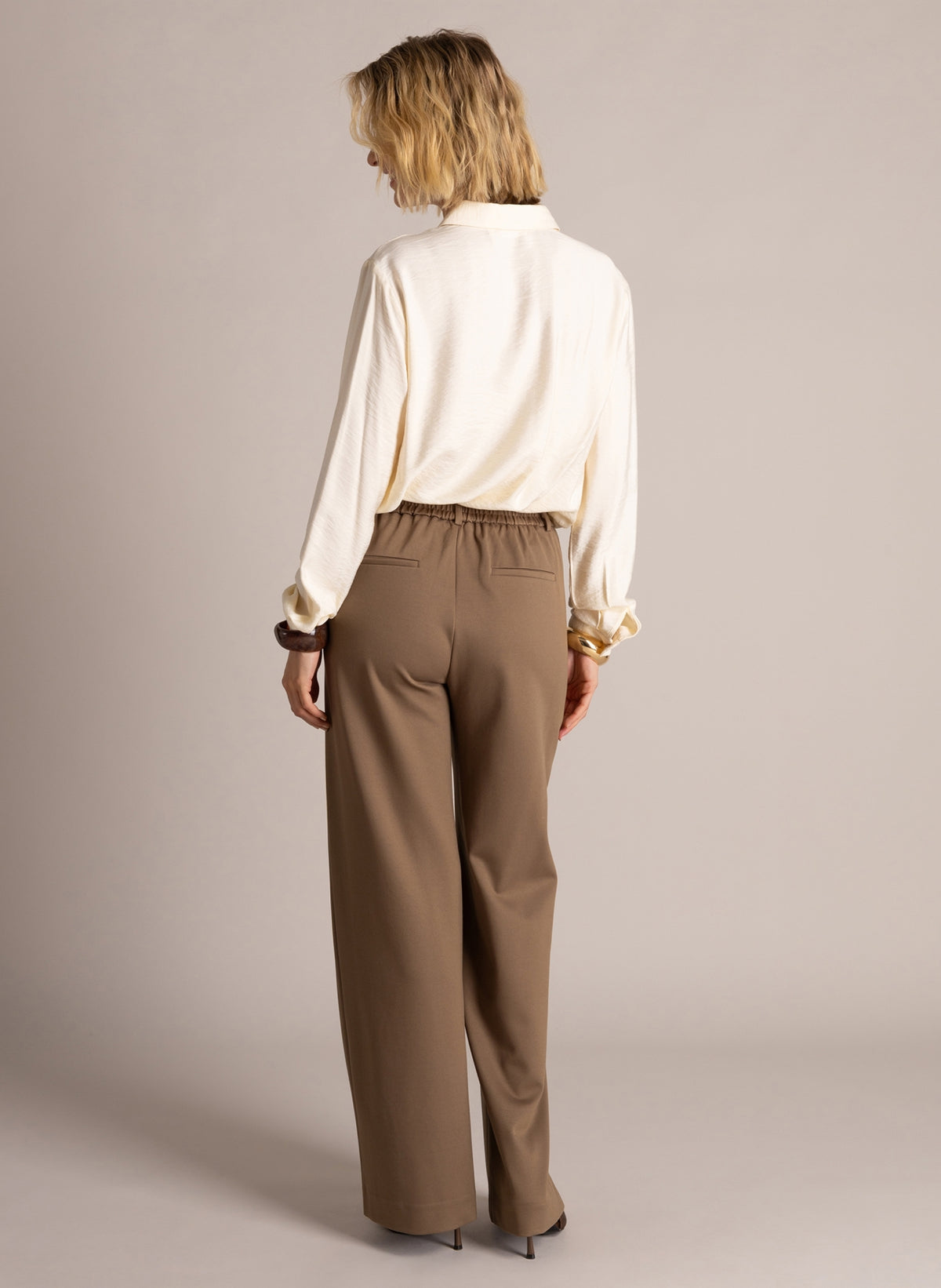 Yest blouse beige cream model Ivette Essential 6428