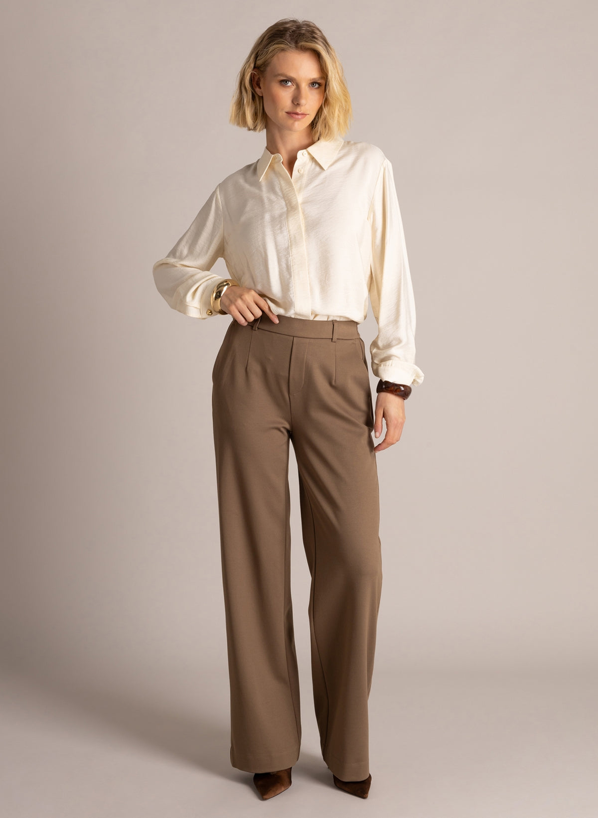 Yest blouse beige cream model Ivette Essential 6428