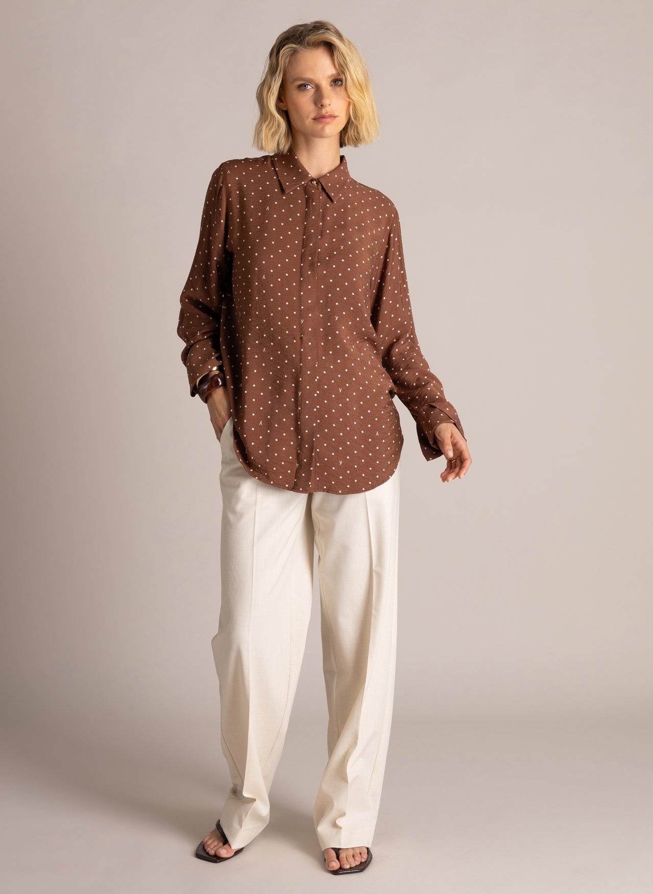 Yest blouse bruin met witte stip model Samira mocca brown polka dot