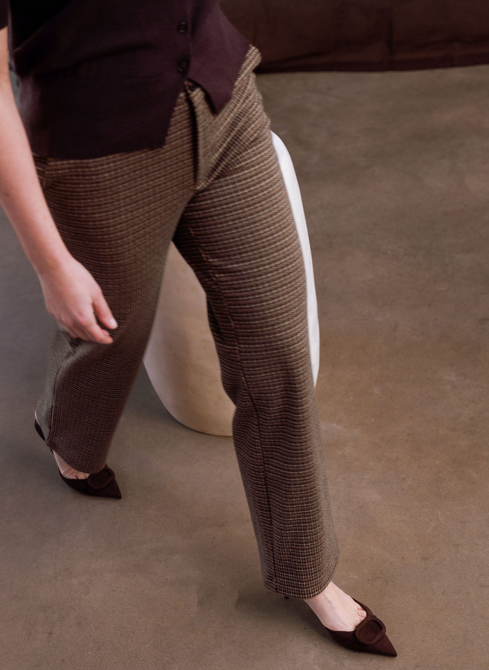 Yest broek bruine ruit model Belinda Essential Mocca Brown