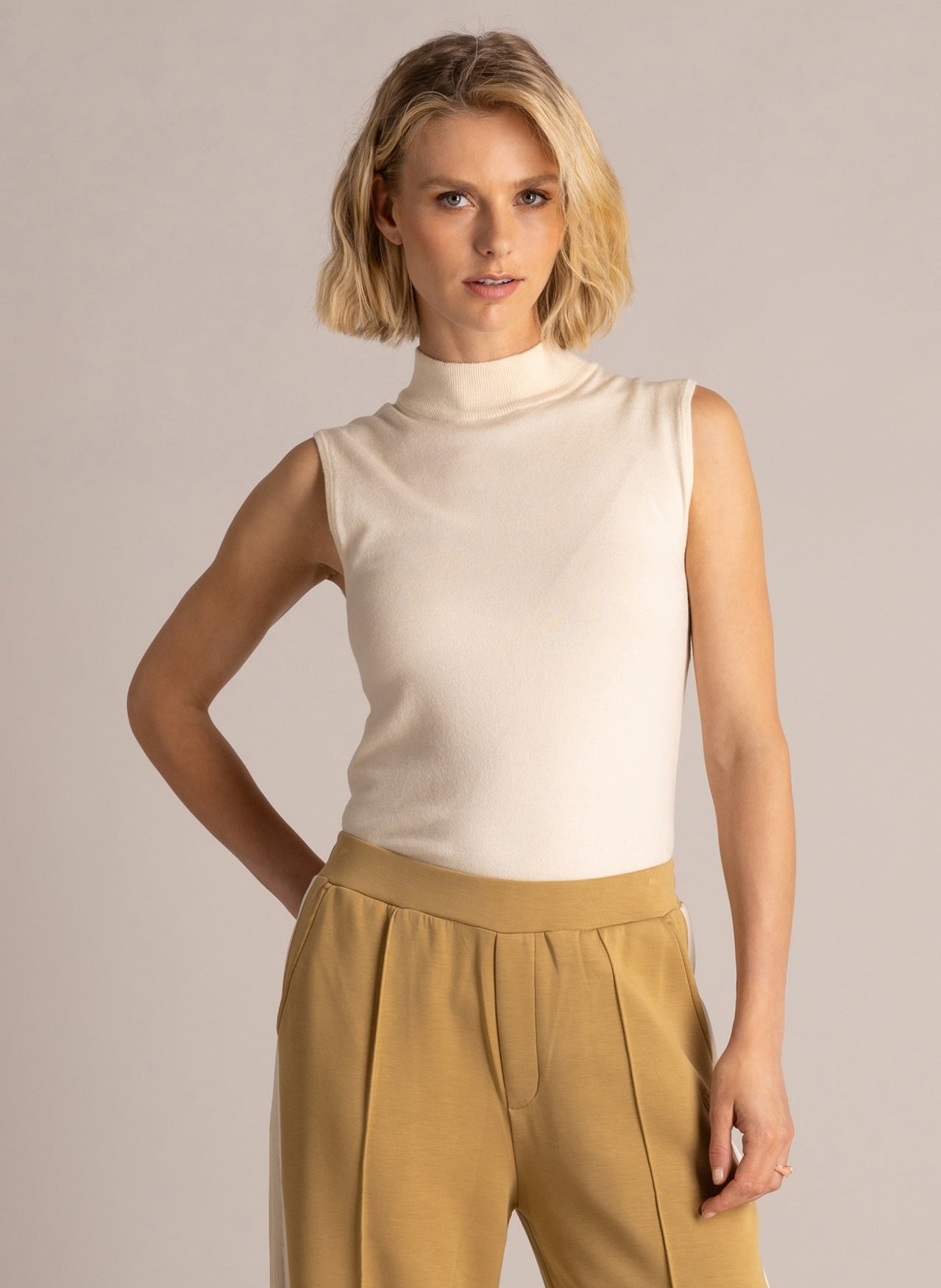 Yest top mouwloos colletje beige cream model Bobby Essential 6457