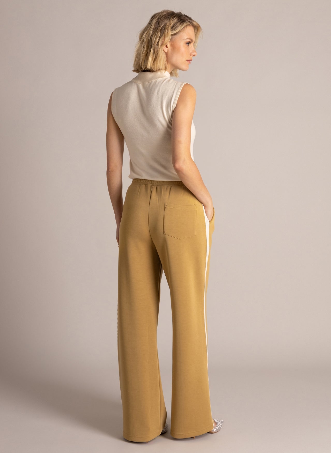 Yest top mouwloos colletje beige cream model Bobby Essential 6457