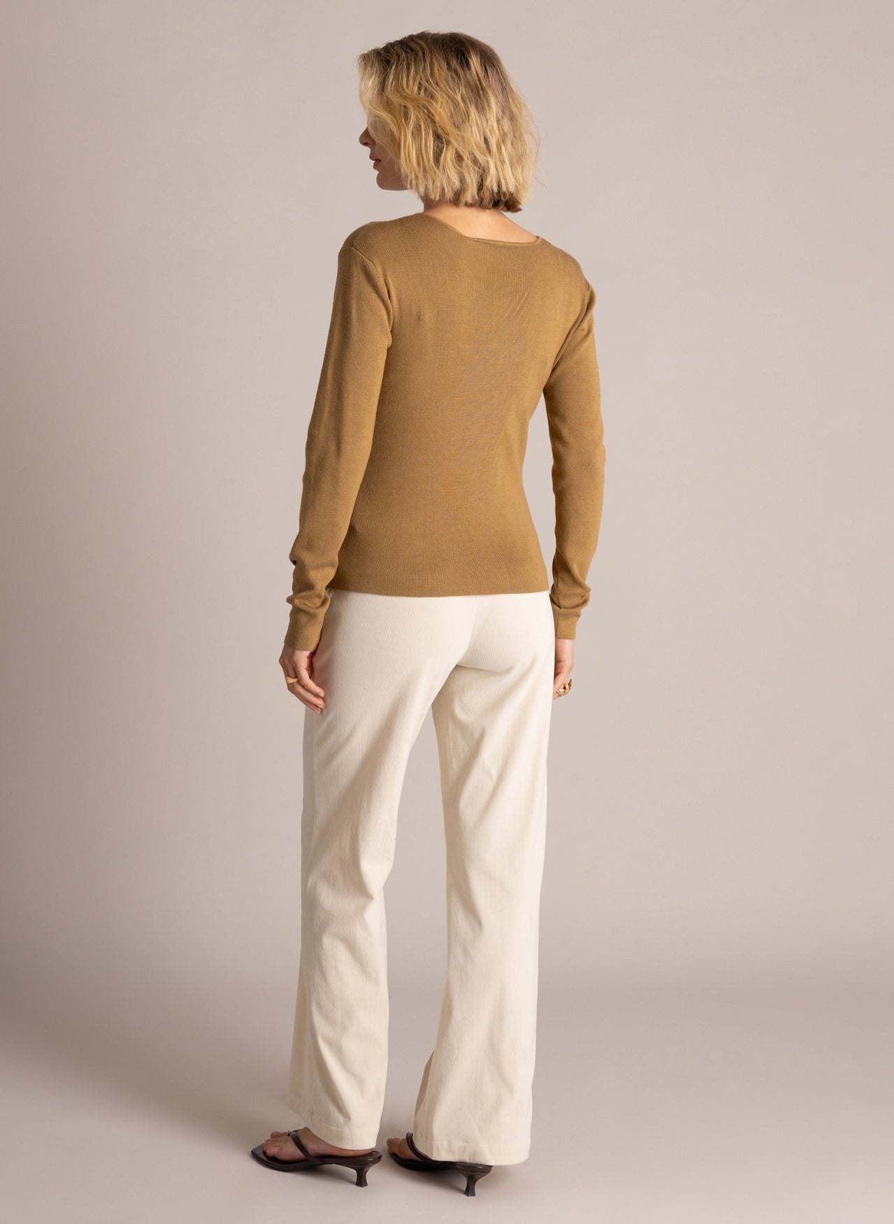 Yest vest olijf groen aangesloten model Sara bronze 6461