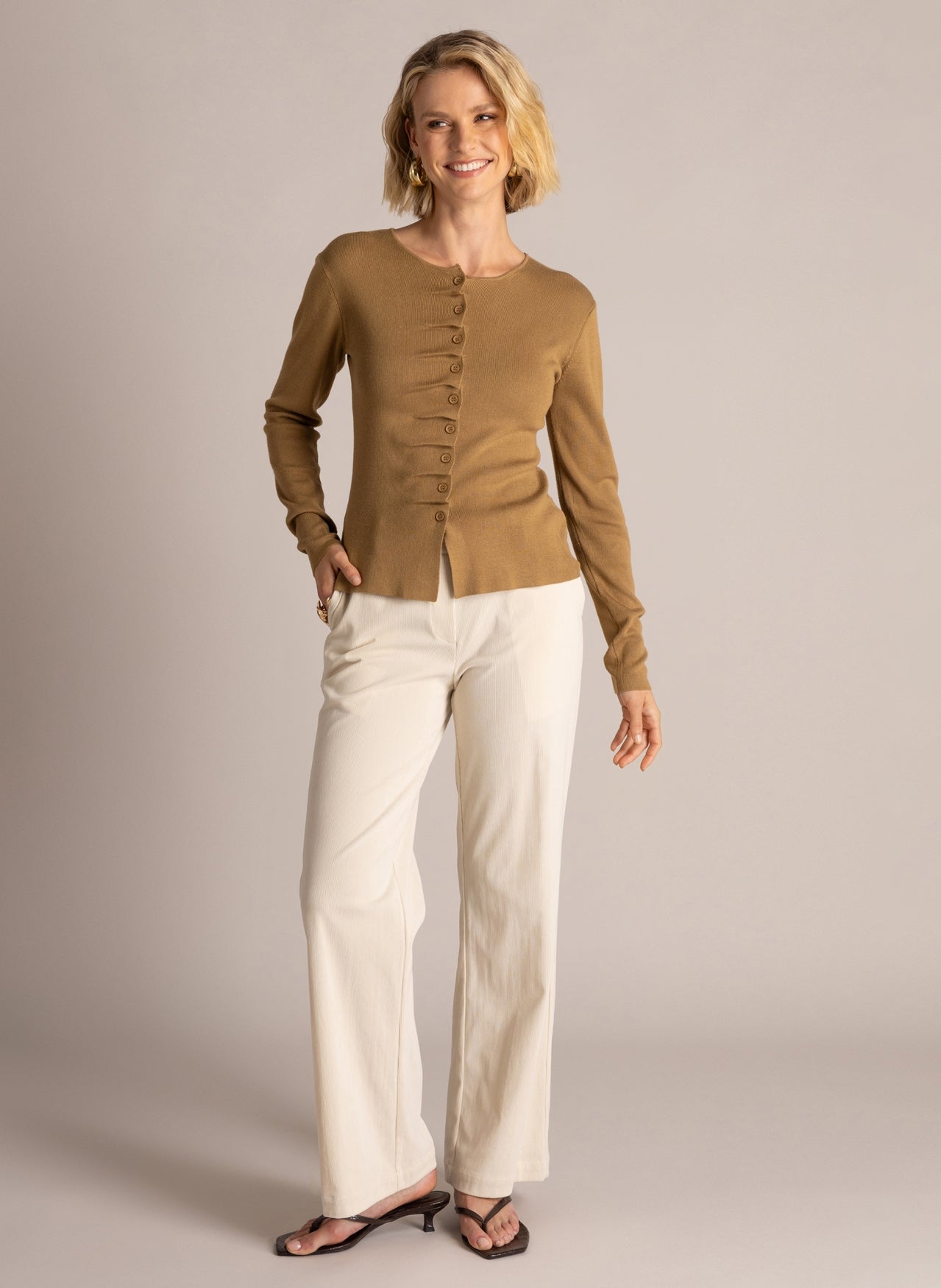 Yest vest olijf groen aangesloten model Sara bronze 6461