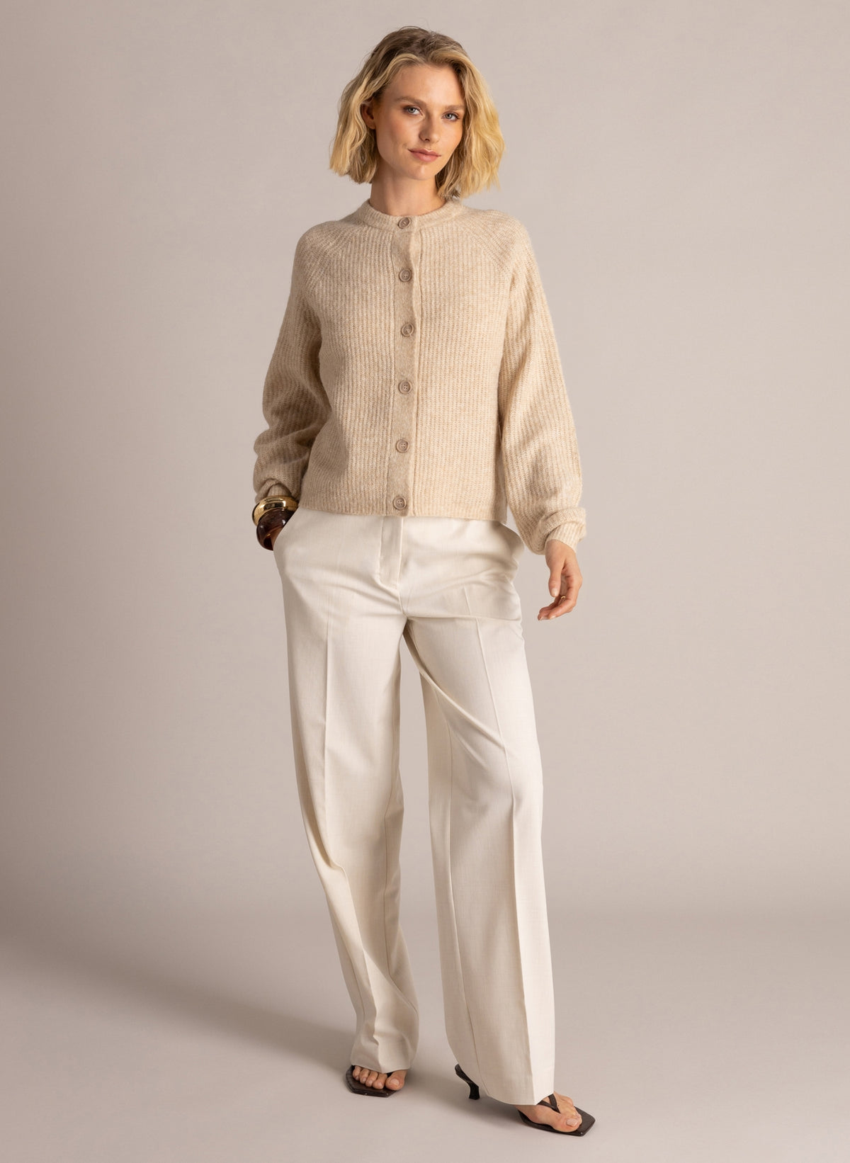 Yest vest zandkleur beige modelmodel Saphira soft sand melange 6545