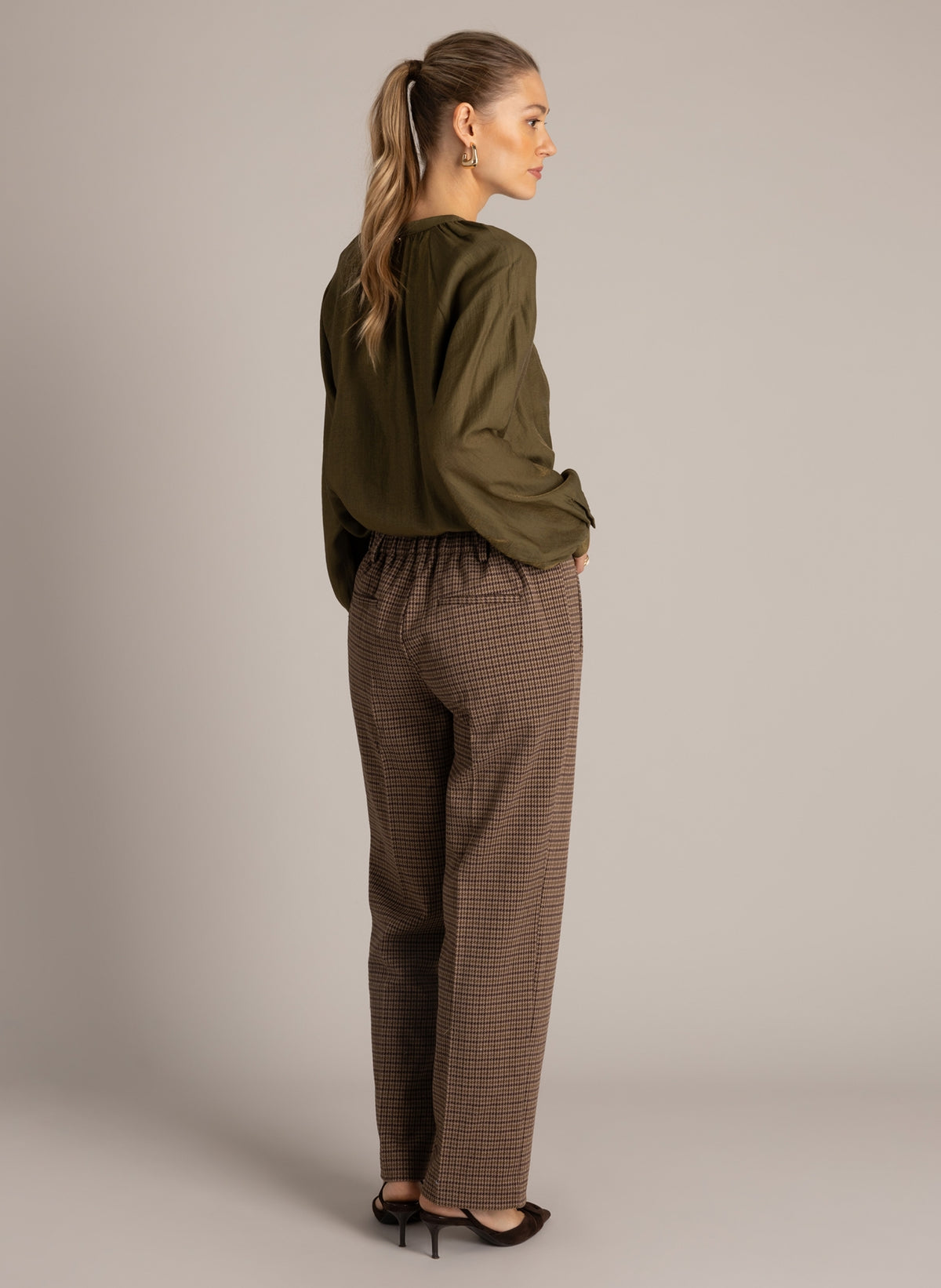 Yest broek bruin ruit met groen detail model Ulanna brown multi