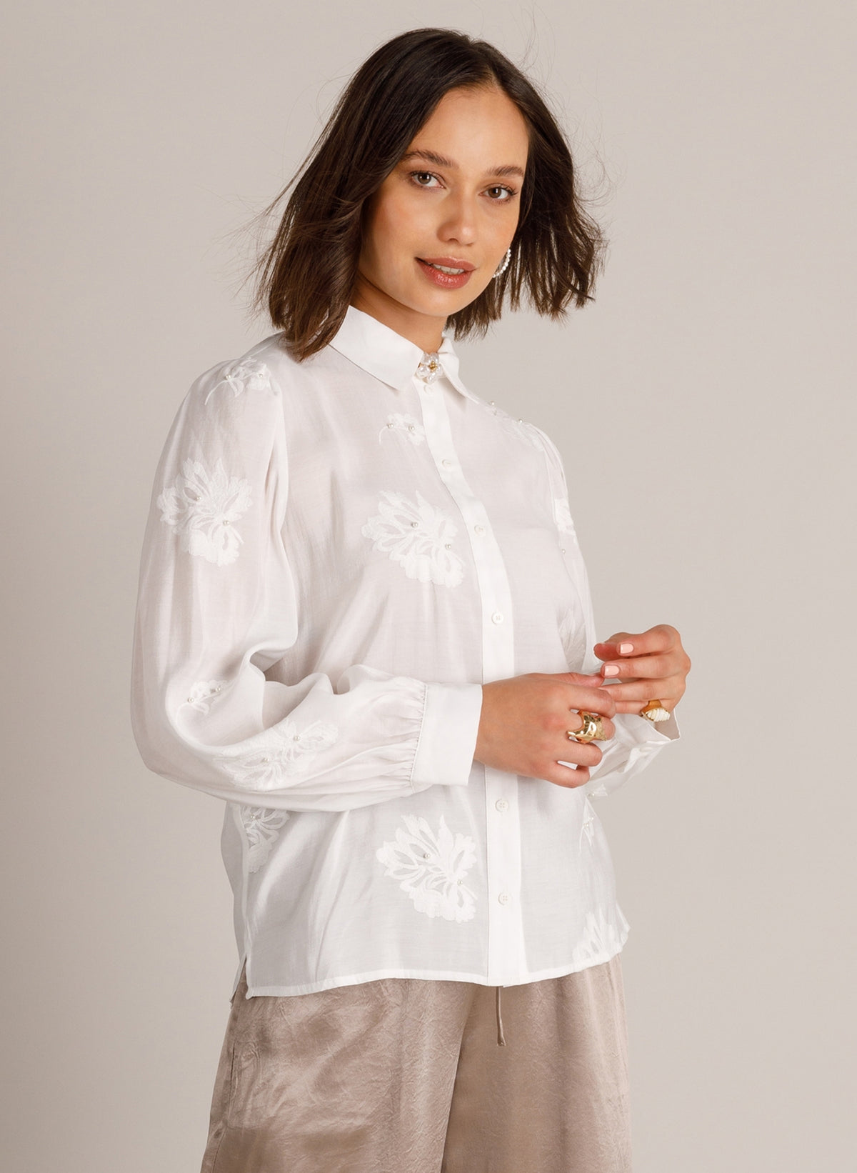 Yest blouse off white met borduusel en parel detail model Wynne warm white 0006647