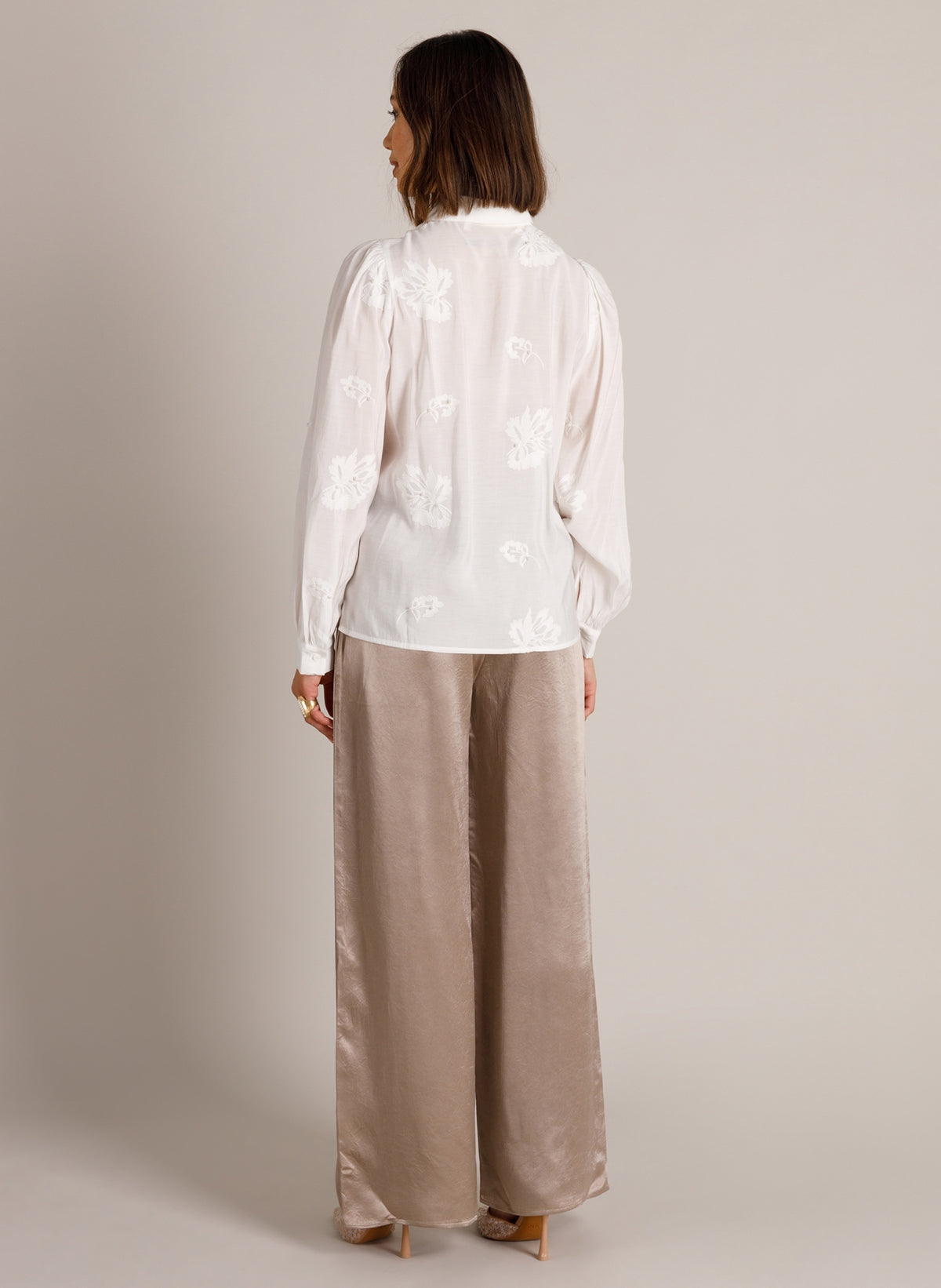 Yest blouse off white met borduusel en parel detail model Wynne warm white 0006647