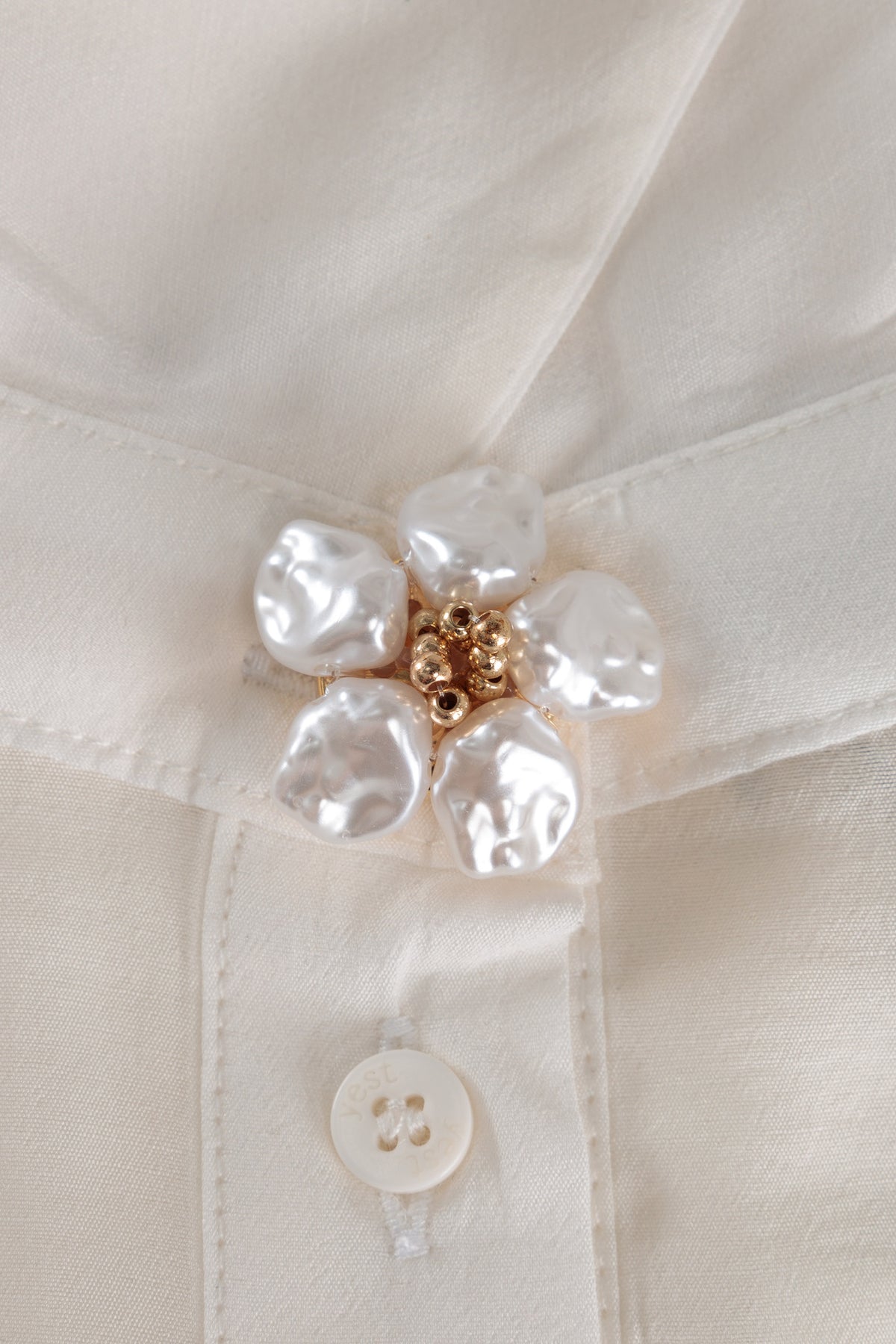 Yest blouse off white met borduusel en parel detail model Wynne warm white 0006647
